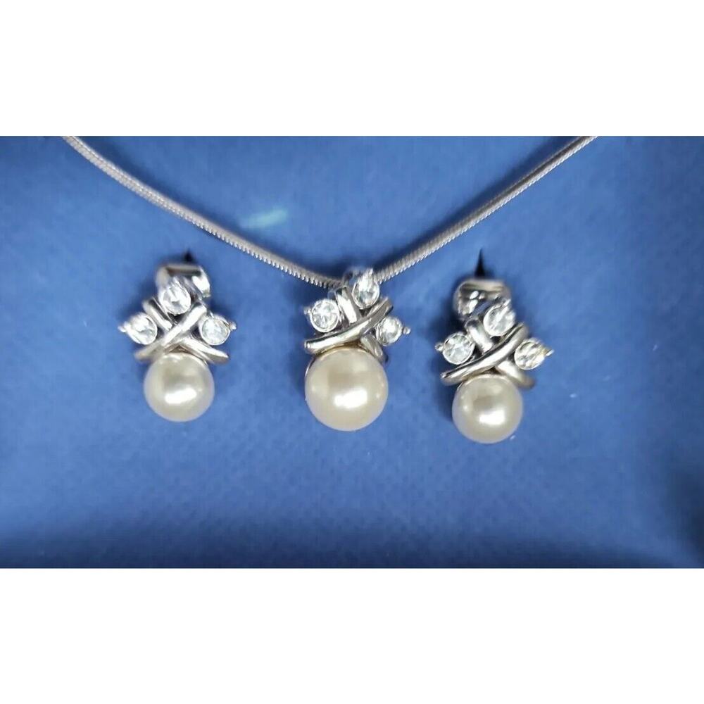 Avon Pearlesque and Crystal Gift Set Clip on‎ Earrings & Necklace in Box /24